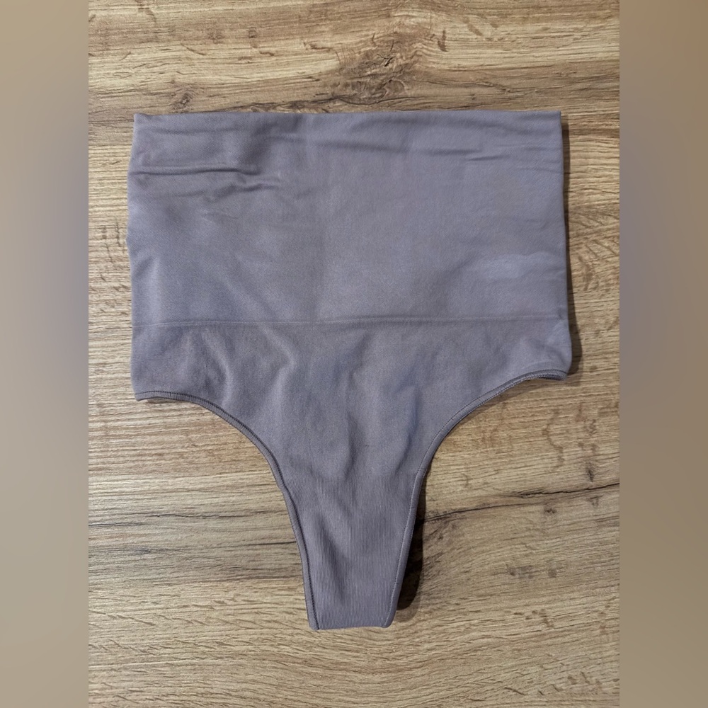Skims thong shape wear l/xl NWOT bought in the sale so no returns